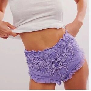 Free People Women's In Bloom Bloomer Shorts IN ELECTRIC ORCHID
Size XL
NWOT